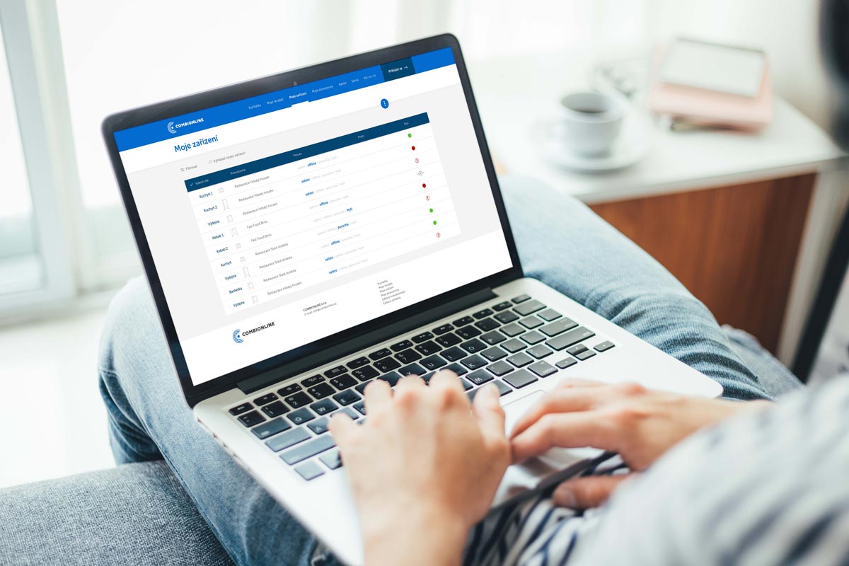 Using Retigo's Combi Online Platform on a laptop